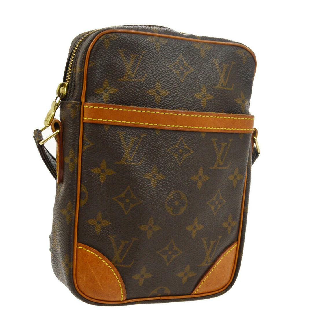 Authentic LOUIS VUITTON Monogram Crossbody: Brand: LOUIS VUITTON Model: Monogram Crossbody Country of Origin: France Material: Leather Color: Brown Size (Inch): W 5.9 x H 8.3 x D 1.8 " Strap Drop. 18.1 - 21.3 " Size (CM): W 15.0 x H 21.0 x D 4.