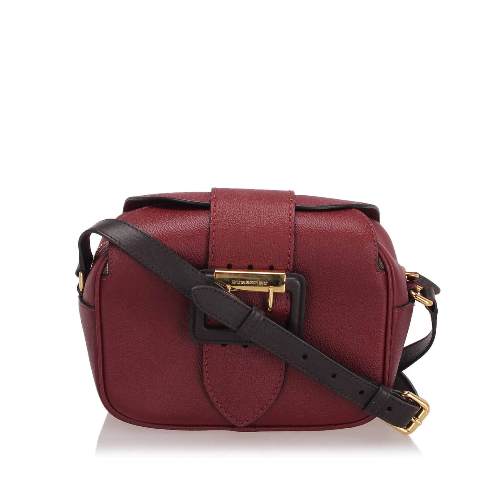 Authentic Burberry Buckle Leather Crossbody Bag: The Buckle crossbody bag features a leather body flat strap a top flap with belt closure and interior zip and slip pockets. Brand: Burberry Model: Buckle Leather Crossbody Bag Origin: United Kingdom C