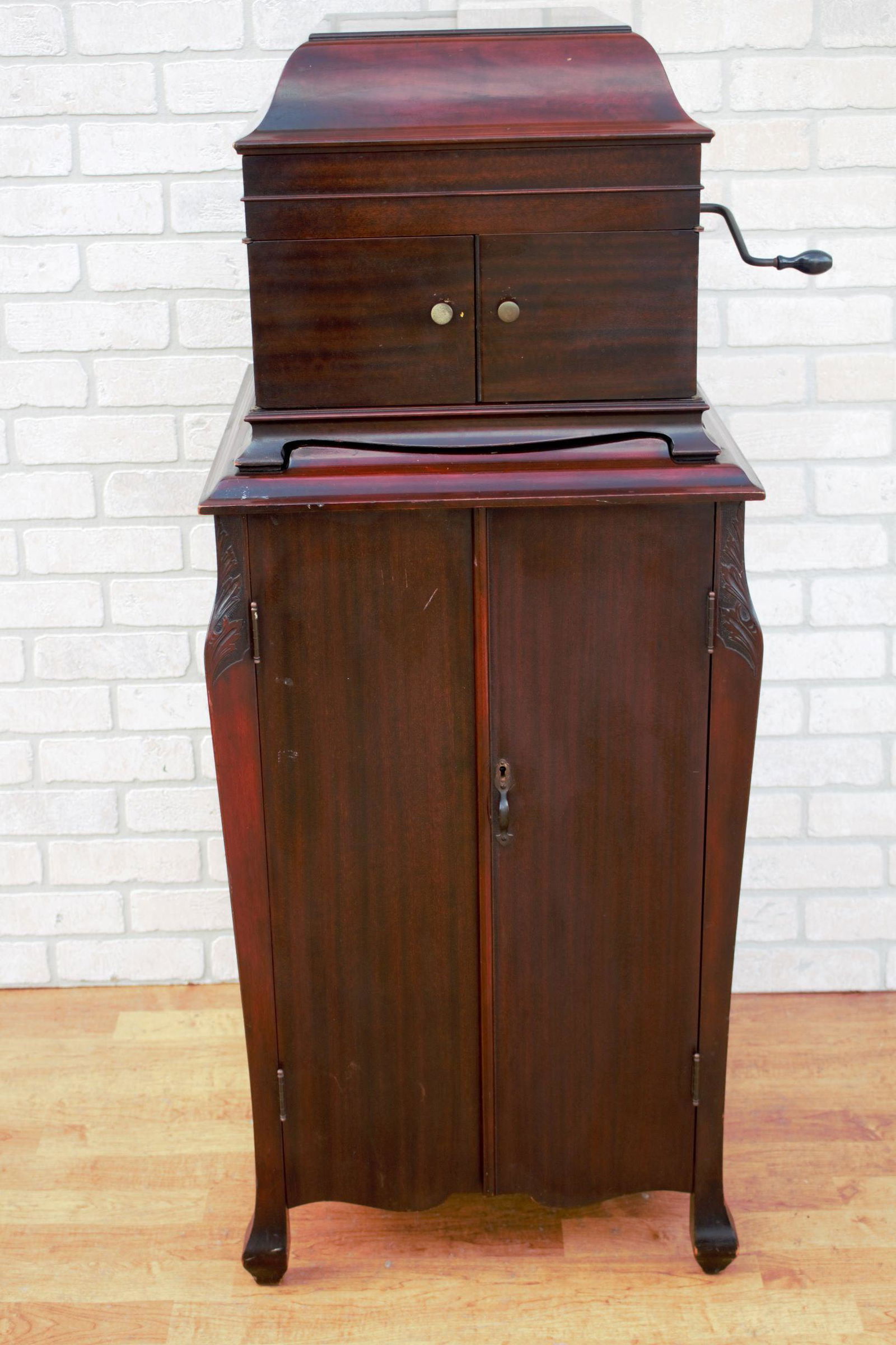 Antique RCA Victor Victrola Removable Mahogany Table: Antique RCA Victor Victrola Removable Mahogany Table Top Phonograph and Record Cabinet - 2 Piece Set Fantastic VICTOR-VICTROLA Talking Machine Co. - Rare TWO PIECE Refinished Mahogany Phonograph. This