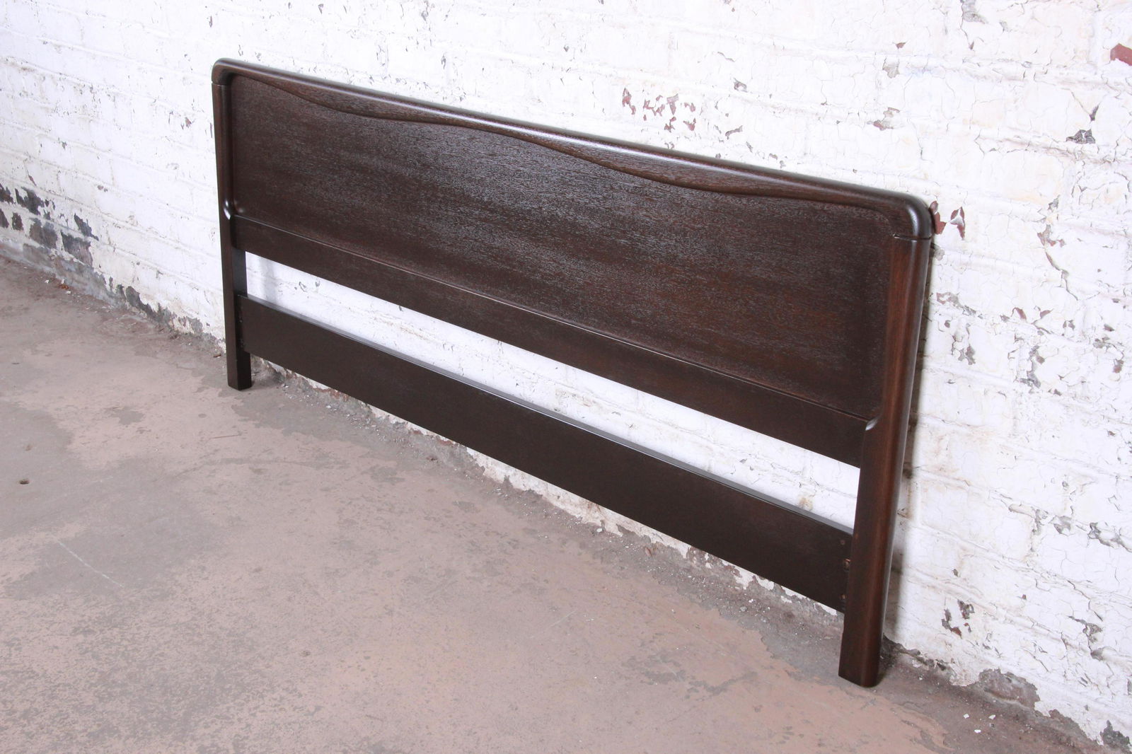 Paul Laszlo for Brown Saltman Mid-Century Modern: An exceptional mid-century modern mahogany king size headboard By Paul Laszlo for Brown-Saltman USA 1950s Measures: 82"W x 1.88"D x 34"H. Newly refinished. Excellent condition. Dimensions: 82ÊºW Ã�