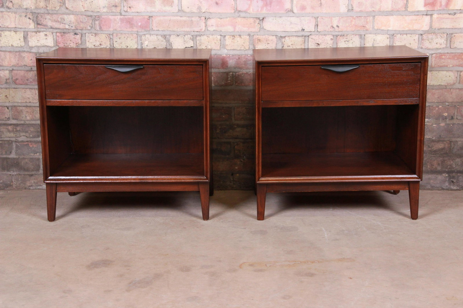 Merton Gershun for Dillingham Walnut Nightstands Newly: An exceptional pair of mid-century modern walnut nightstands By Merton Gershun for Dillingham "Esprit" Collection USA 1960s Measures: 22.13"W x 15"D x 22.38"H. Newly refinished. Excellent condition. D