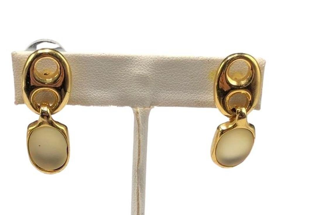 Authentic Paolo Gucci Mariner Link Simulated White Jade: Brand: Paolo Gucci Material: Gold-plated Style: EarringsPierced Hallmark: "Paolo" Country of Origin: Italy All Bidhaus items come with a 100% money-back authenticity guarantee. ALL SALES ARE FINAL. Pl