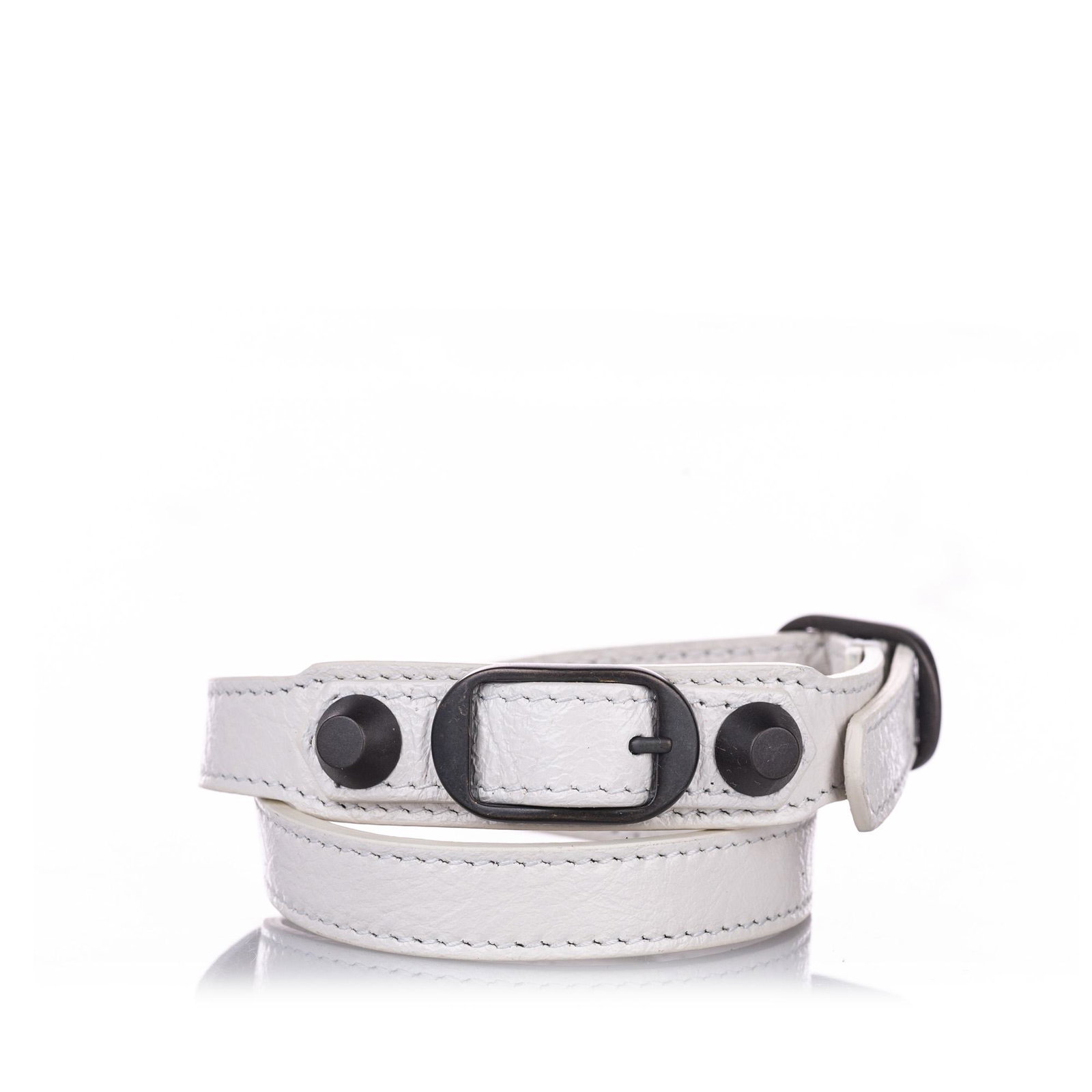 Authentic Balenciaga Classic Arena Wrap Leather: The Classic Arena bracelet features a leather body with metal studs and a buckle closure. Brand: Balenciaga Model: Classic Arena Wrap Leather Bracelet Origin: Italy Category: Costume Color: White Styl