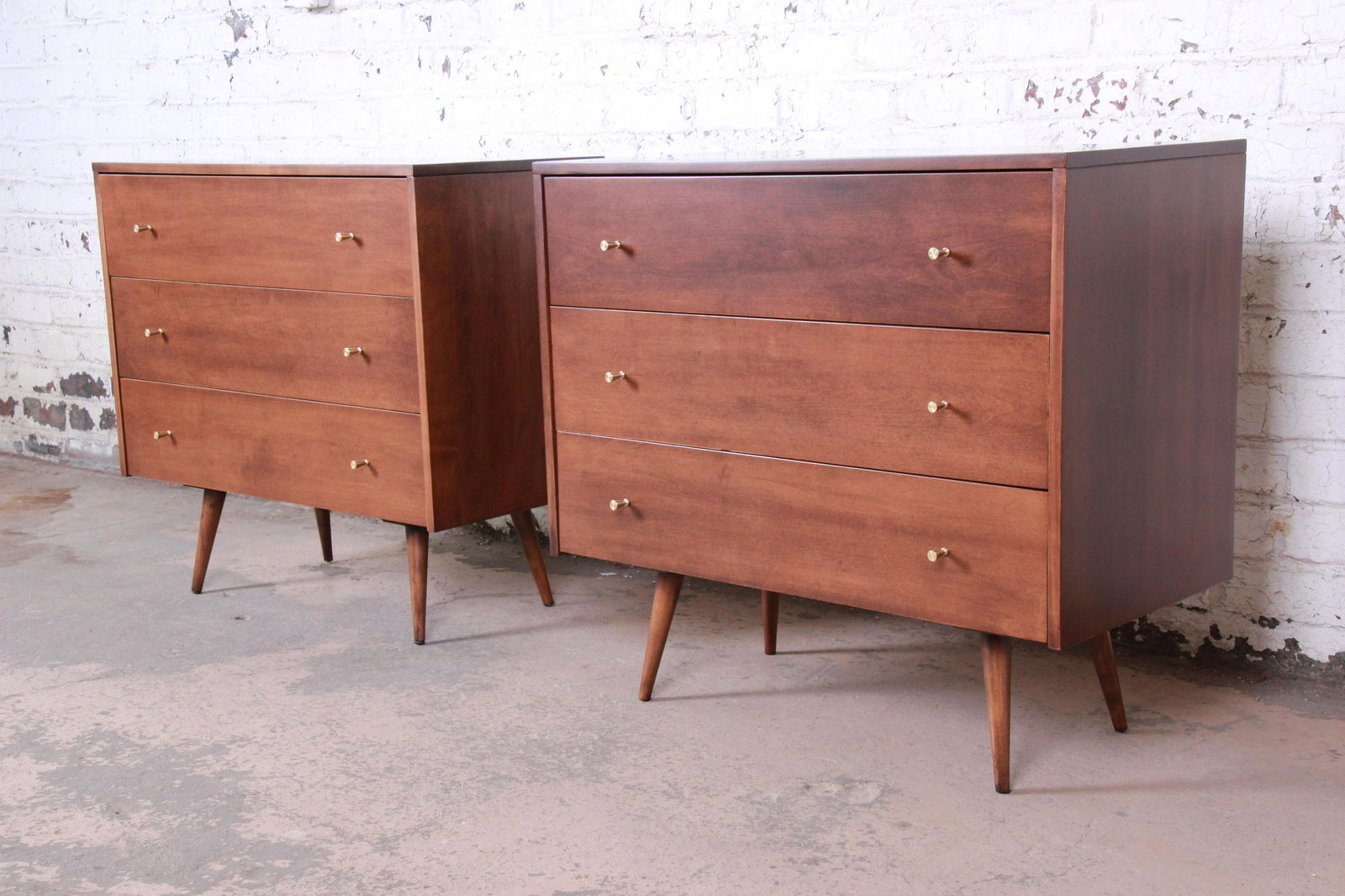Paul McCobb Planner Group Three-Drawer Bachelor Chests: A stunning pair of mid-century modern three-drawer bachelor chests or bedside tables designed by Paul McCobb for his Planner Group line for Winchendon Furniture. The chests feature beautiful wood grai