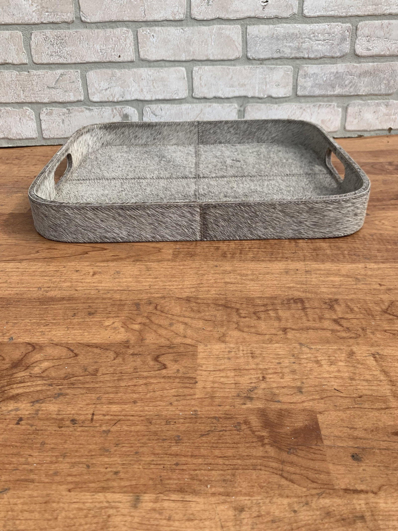 Pigeon & Poodle Bandar Hair On Hide Tray - Gray: Pigeon & Poodle Bandar Hair On Hide Tray - Gray H 2” W 17” D 14” Good condition All Bidhaus items come with a 100% money-back guarantee that the item is as described. ALL SALES ARE F