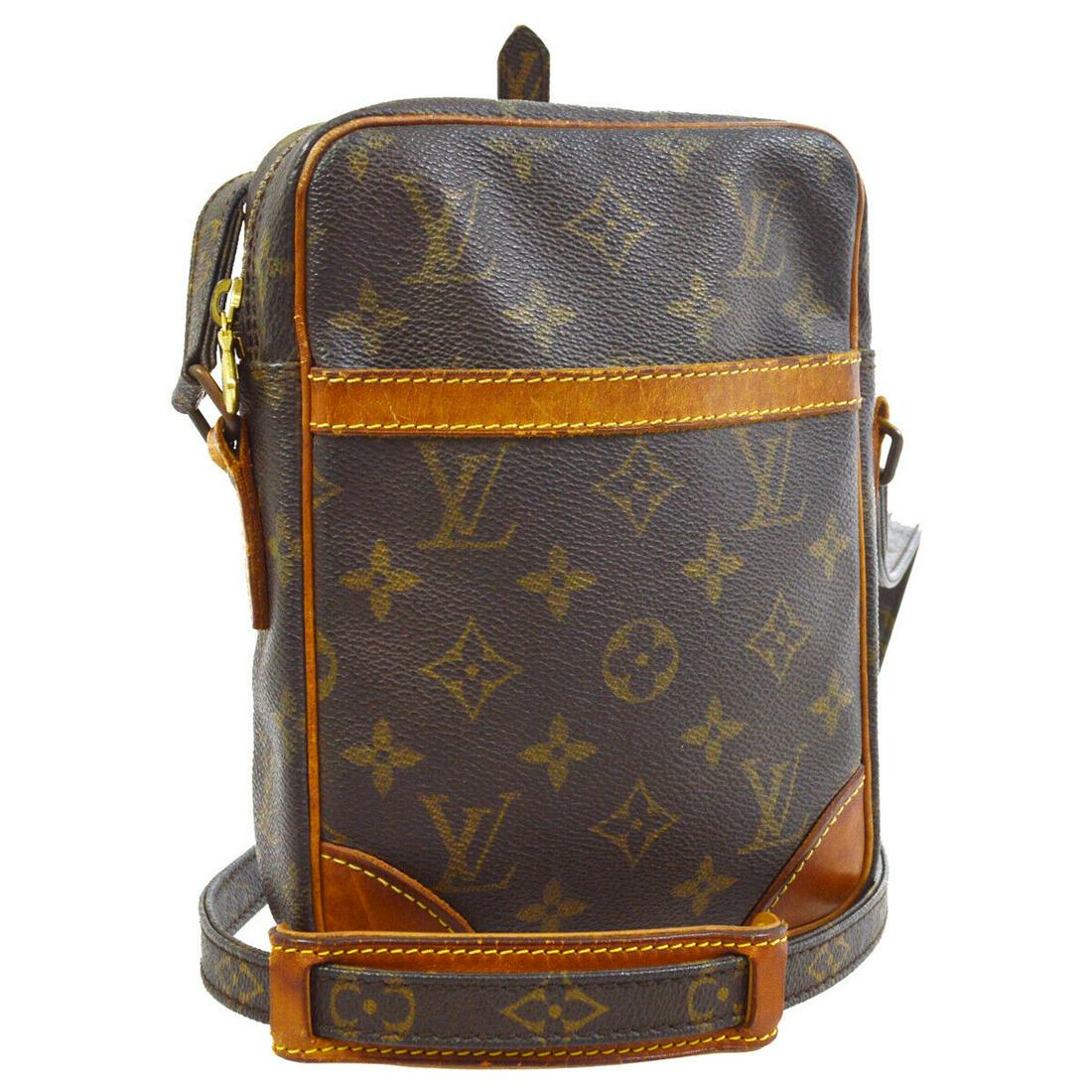 Authentic LOUIS VUITTON Monogram Crossbody: Brand: LOUIS VUITTON Model: Monogram Crossbody Country of Origin: France Material: Leather Color: Brown Size (Inch): W 5.9 x H 8.3 x D 1.8 " Strap Drop. 18.1 - 20.9 " Size (CM): W 15.0 x H 21.0 x D 4.