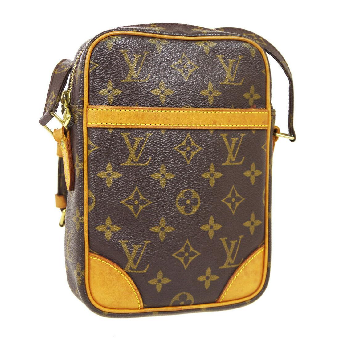 Authentic LOUIS VUITTON Monogram Crossbody: Brand: LOUIS VUITTON Model: Monogram Crossbody Country of Origin: France Material: Leather Color: Brown Size (Inch): W 5.9 x H 8.3 x D 1.8 " Strap Drop. 18.1 - 20.9 " Size (CM): W 15.0 x H 21.0 x D 4.