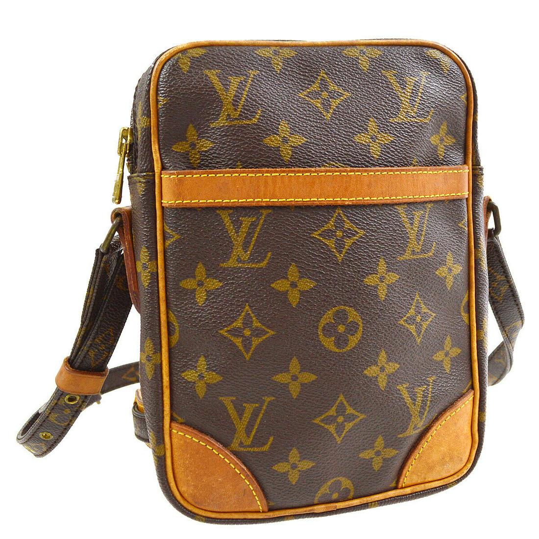 Authentic LOUIS VUITTON Monogram Messenger & Cross: Brand: LOUIS VUITTON Model: Monogram Messenger & Cross Body Country of Origin: France Material: Leather Color: Brown Size (Inch): W 5.9 x H 8.3 x D 1.8 " Strap Drop. 17.7 - 21.3 " Size (CM): W 15.0 x 