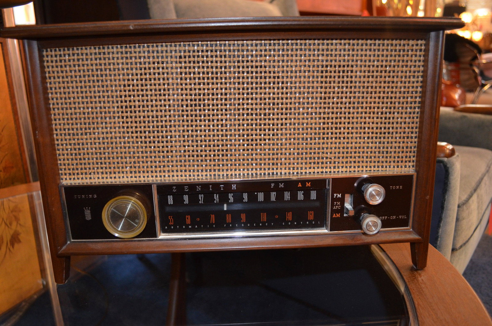 Vintage Zenith Radio K731: Vintage Zenith Radio K731 Circa 1950 As is. H 10 D 8 W 16 Good condition All Bidhaus items come with a 100% money-back guarantee that the item is as described. ALL SALES ARE FINAL. Please refe