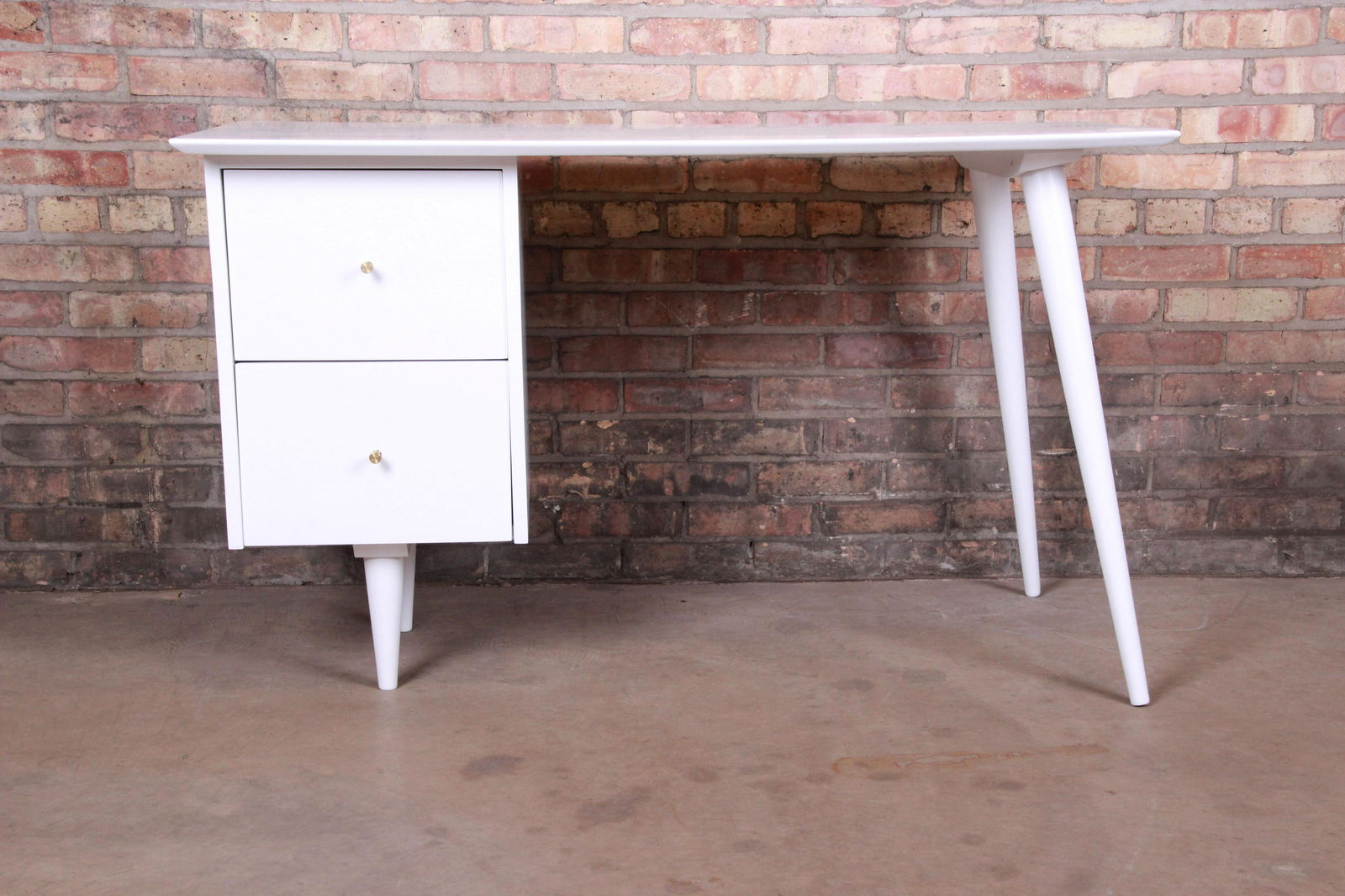 Paul McCobb Planner Group Mid-Century Modern White: An exceptional minimalist mid-century modern writing desk By Paul McCobb for Winchendon Furniture "Planner Group" USA 1950s White lacquered solid maple with original brass hardware. Measures: 48"W x 2