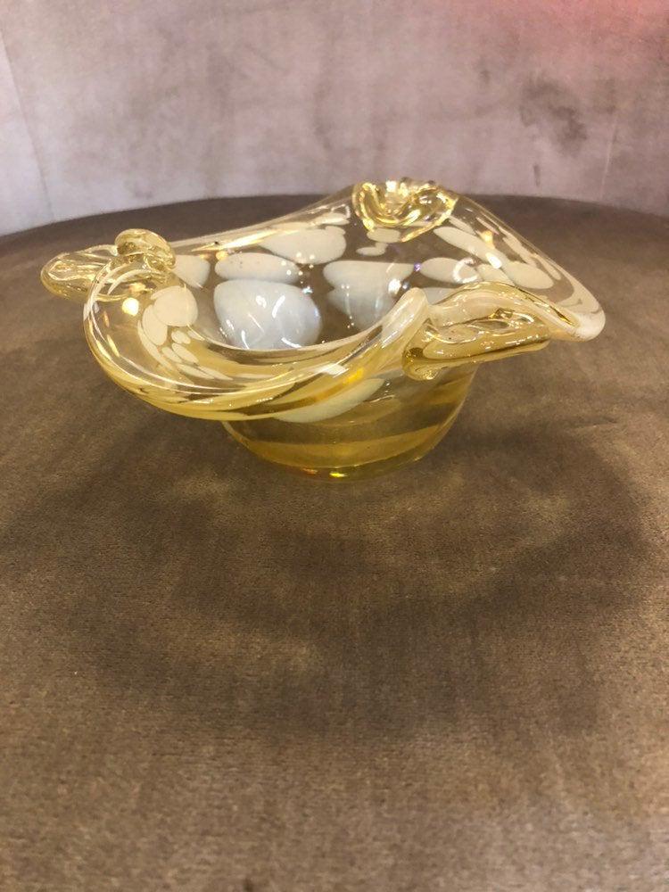 Alfredo Barbini Murano Vintage Yellow and White Spots: Alfredo Barbini Murano Vintage Yellow and White Spots Italian Art Glass Mid Century Bowl Ashtray Dish Beautiful vintage Murano hand blown yellow and white spots Italian art glass bowl or ashtray. The