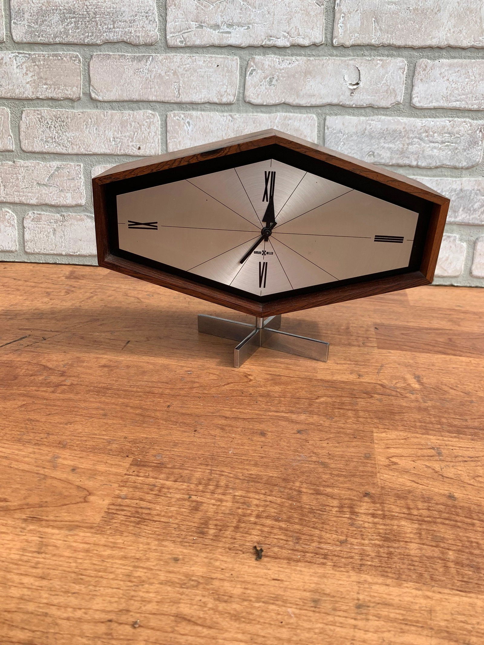 Mid Century Modern Rare Desk Clock by Arthur Umanoff: Mid Century Modern Rare Desk Clock by Arthur Umanoff for George Nelson and Associates Desk clock with rosewood case and Lucite face on steel cross base. Model #632 Zeeland MI 49464 USA Made by Howard