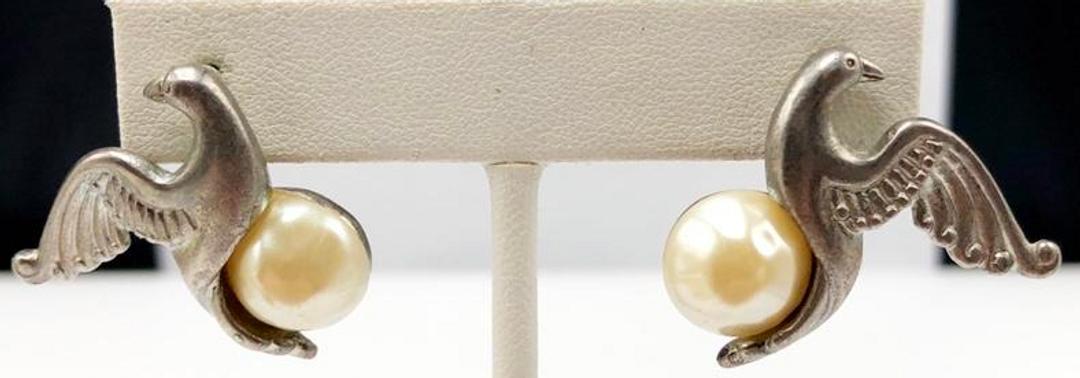 Authentic Karl Lagerfeld Pewter Dove Earrings W/: Brand: Karl Lagerfeld Style: Large Stud Hallmark:: "CL" Fastening: Clip Category: Earrings. Materials: Pewter, Simulated Pearl Size: Other Remarks: All Bidhaus items come with a 100% money-back authen