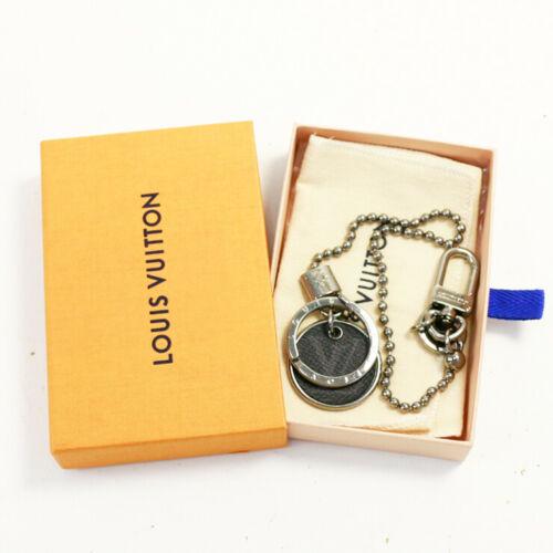 Authentic LOUIS VUITTON Chaine Et Porte Cles M63629: Condition Rank: SA Brand: LOUIS VUITTON MPN: FJ1107 Style: Keychain Department: Men Color: Silver Comes with: Dustbag Storage Box Type: Key Chain Country/Region of Manufacture: Italy UPC: Does not app