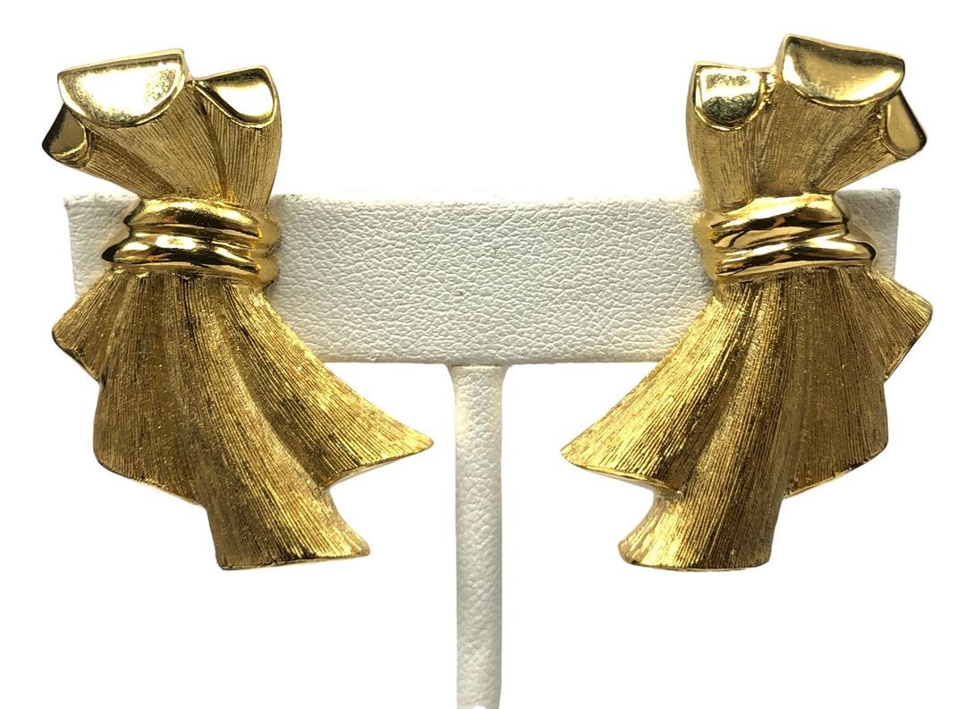 Authentic 7 Givenchy Ribbon Earrings: This item qualifies for FREE DOMESTIC SHIPPING to customers in the USA Brand: Givenchy Style: Button Hallmark:: Fastening: Clip On Category: Earrings Materials: Costume Metal Size: Other Remarks: All 