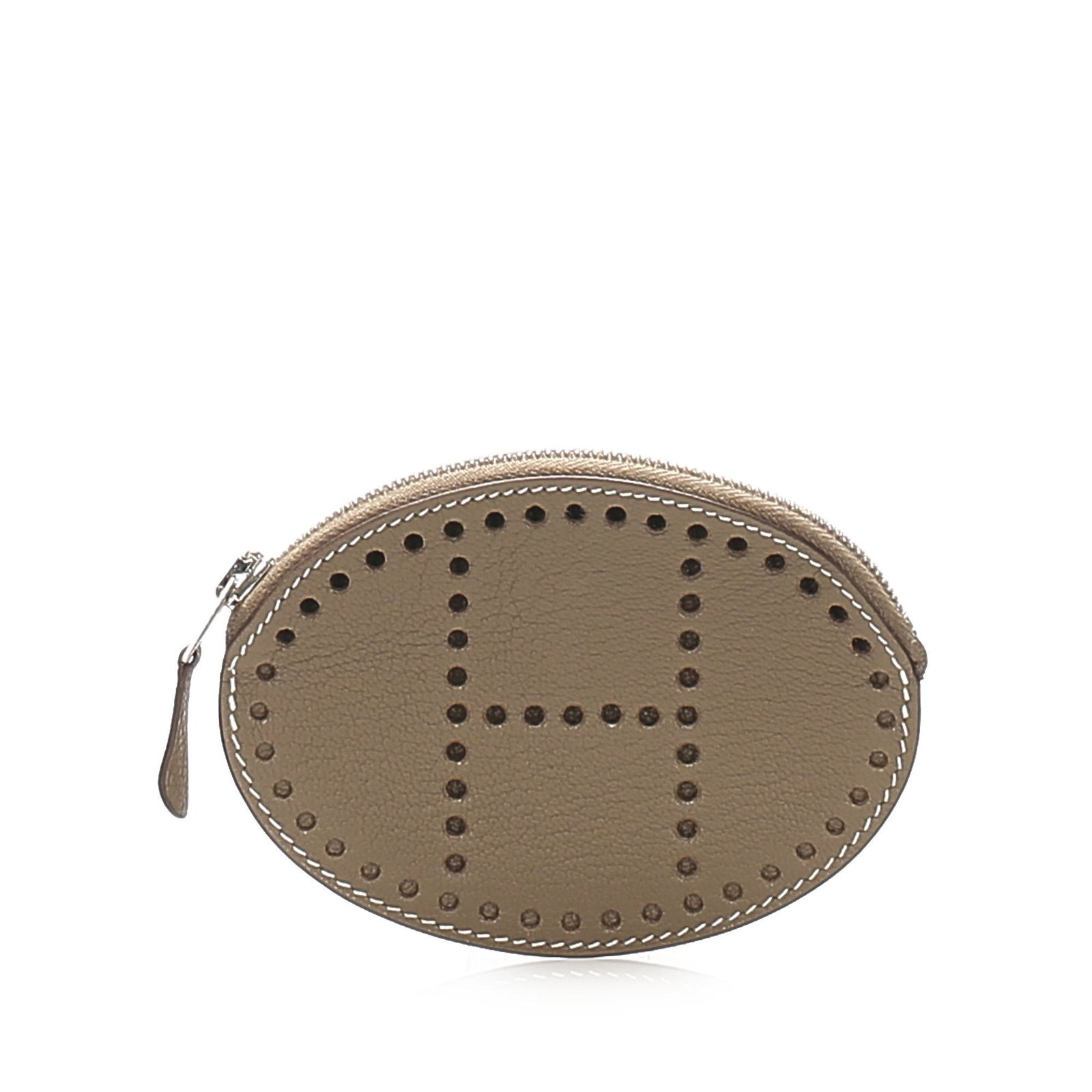 Authentic Hermes Evelyn Leather Coin Pouch: This item qualifies for FREE DOMESTIC SHIPPING to customers in the USA This coin pouch features a leather body and a top zip closure. Brand: Hermes Model: Evelyn Leather Coin Pouch Origin: France Cate