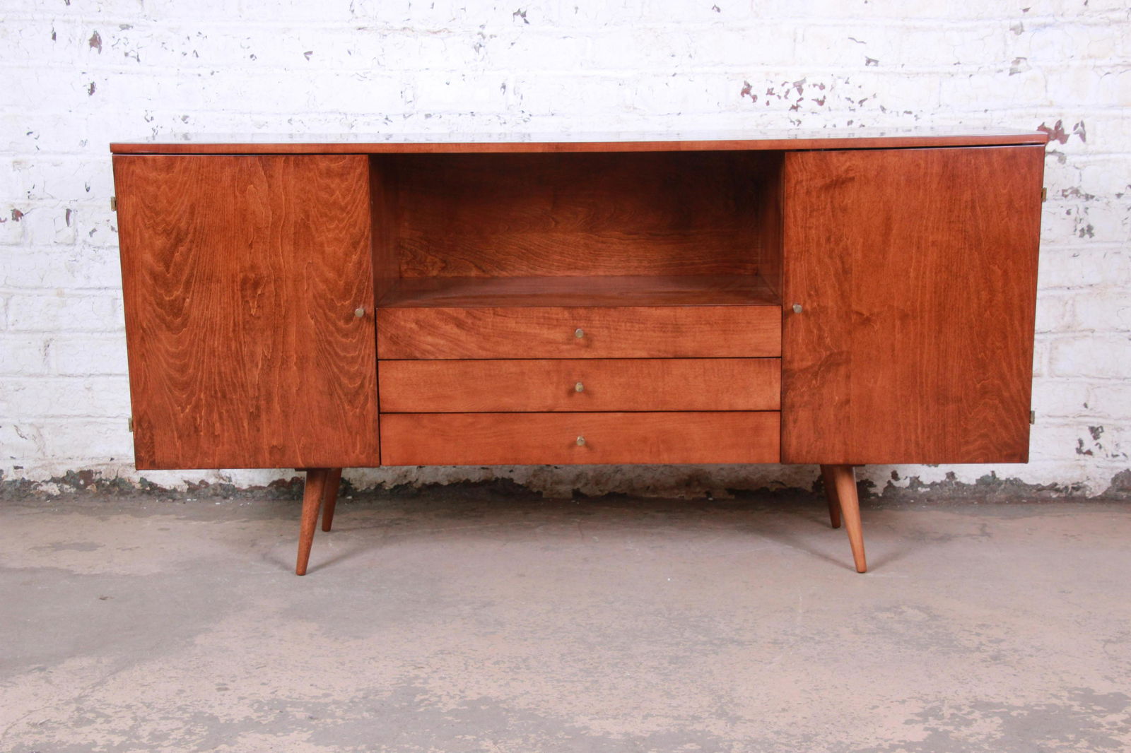 Paul McCobb Planner Group Mid-Century Modern Credenza: Please see Disclaimer for shipping cost estimates. A rare and exceptional mid-century modern solid birch credenza or media cabinet Designed by Paul McCobb for his Planner Group line for Winchendon Fur