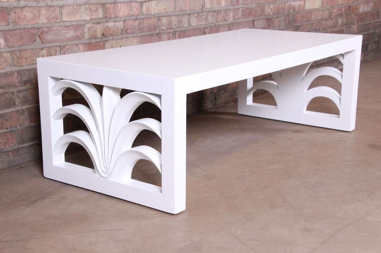 Robsjohn-Gibbings for Widdicomb Hollywood Regency White: Please see Disclaimer for shipping cost estimates. A rare and exceptional mid-century modern Hollywood Regency coffee or cocktail table By T.H. Robsjohn-Gibbings for Widdicomb USA 1948 White lacquered