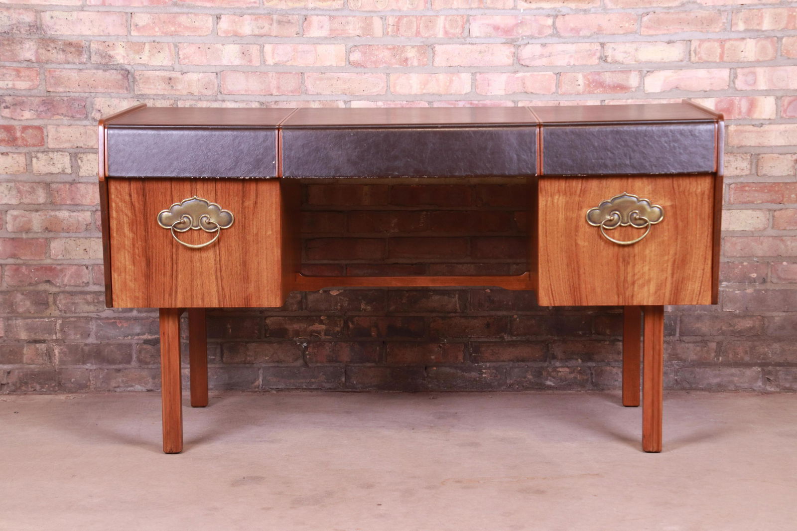 Bert England for John Widdicomb Mid-Century Modern: Please see Disclaimer for shipping cost estimates. An exceptional mid-century modern writing desk or executive desk By Bert England for John Widdicomb "Orientation Group" USA 1960s Walnut with leather