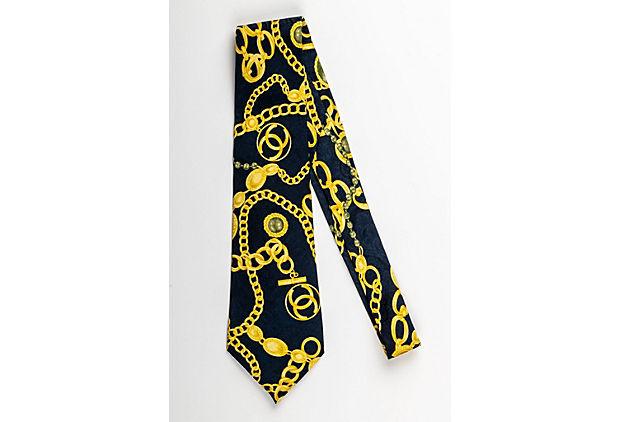 Authentic Chanel Vintage Gold Chain Silk Tie: This item qualifies for FREE DOMESTIC SHIPPING to customers in the USA Condition: New Era: Contemporary; 2000s Dimensions: 55" L x 3" W Materials: silk Color: dark blue This dark blue Chanel tie is ne