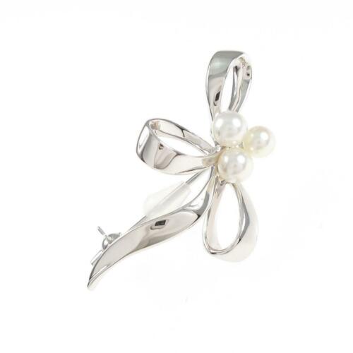 Authentic MIKIMOTO Ribbon Akoya pearl brooch: This item qualifies for FREE DOMESTIC SHIPPING to customers in the USA Brand: Mikimoto Actualsize: Height X Width : 36.2Mm X 20.5Mm Material: Silver Centerstone: Akoya Pearl Gender: Ladies The BIDHAUS