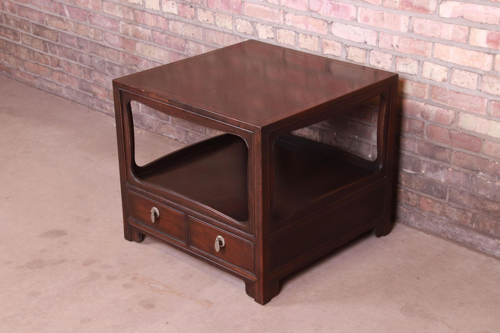 Michael Taylor for Baker Walnut Hollywood Regency: A gorgeous mid-century modern Hollywood Regency Chinoiserie occasional side table tea table or large nightstand By Baker Furniture "Far East" Collection USA Circa 1960s Carved walnut with original nic