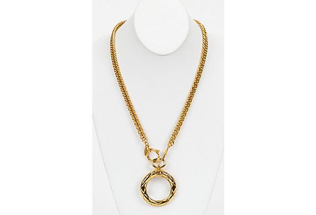 Authentic 1980s Chanel Quilted Magnifier Necklace: This item qualifies for FREE DOMESTIC SHIPPING to customers in the USA Condition: Excellent Era: Vintage; 1980s Dimensions: 37" L x 0.5" W Materials: metal Color: gold 1980s Chanel quilted gold tone m