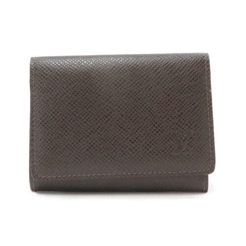 Authentic LOUIS VUITTON Taiga Card Case M30928: This item qualifies for FREE DOMESTIC SHIPPING to customers in the USA Brand: Louis Vuitton Material: Calf Type: Card Holder Size: W X H X Gusset (W) :10.5Cm X 7.5Cm X 1.5Cm Color: Grizzly Mpn: M30928
