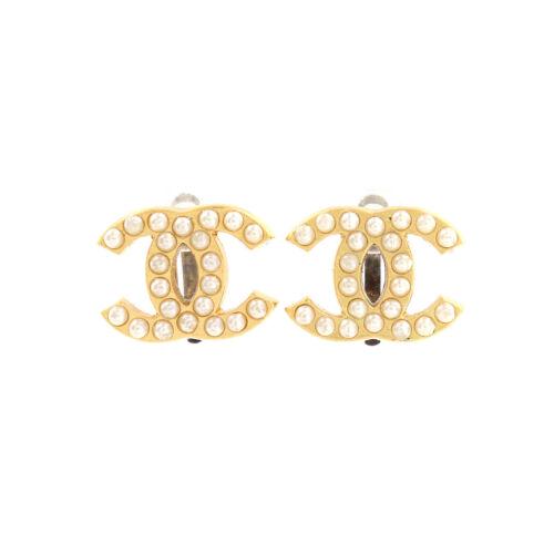 Authentic CHANEL Coco Logos Earrings Pearl White Gold: This item qualifies for FREE DOMESTIC SHIPPING to customers in the USA Brand: Chanel Weight: 0.31Oz Style: Earrings Engraved: 01A Color: Pearl White Gold Type: Earrings Country: France Frame Color: Ã