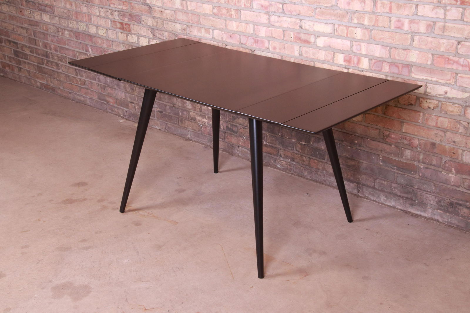 Paul McCobb Planner Group Mid-Century Modern Black: A sleek and stylish mid-century modern extension dinette table or game table By Paul McCobb for Winchendon Furniture "Planner Group" USA 1950s Solid maple construction with black lacquered finish. Mea