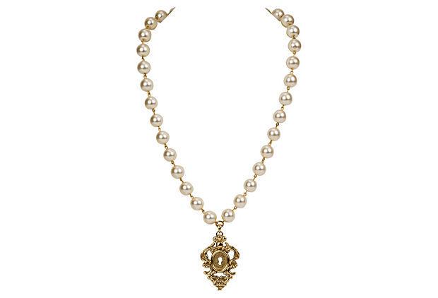 Authentic Rochas Faux-Pearl Pendant Necklace: This item qualifies for FREE DOMESTIC SHIPPING to customers in the USA Condition: Very Good; minimal wear Era: Vintage Dimensions: 32" L x 0.75" W x 17" H Materials: glass/rhodium Color: pearl/gold Ro