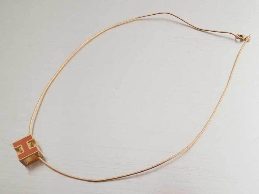 Authentic Hermes Necklace H Cube Cage Dash Gold Orange: Brand: Hermes Condition: Used (good) Line: Cage d'h Material: Enamel Color: Gold, Orange Damage Ranking: Overall ,Discoloration ,- ,Chain ,Misshapen ,- Necklace Type: Pendant necklace Neck Circumferen