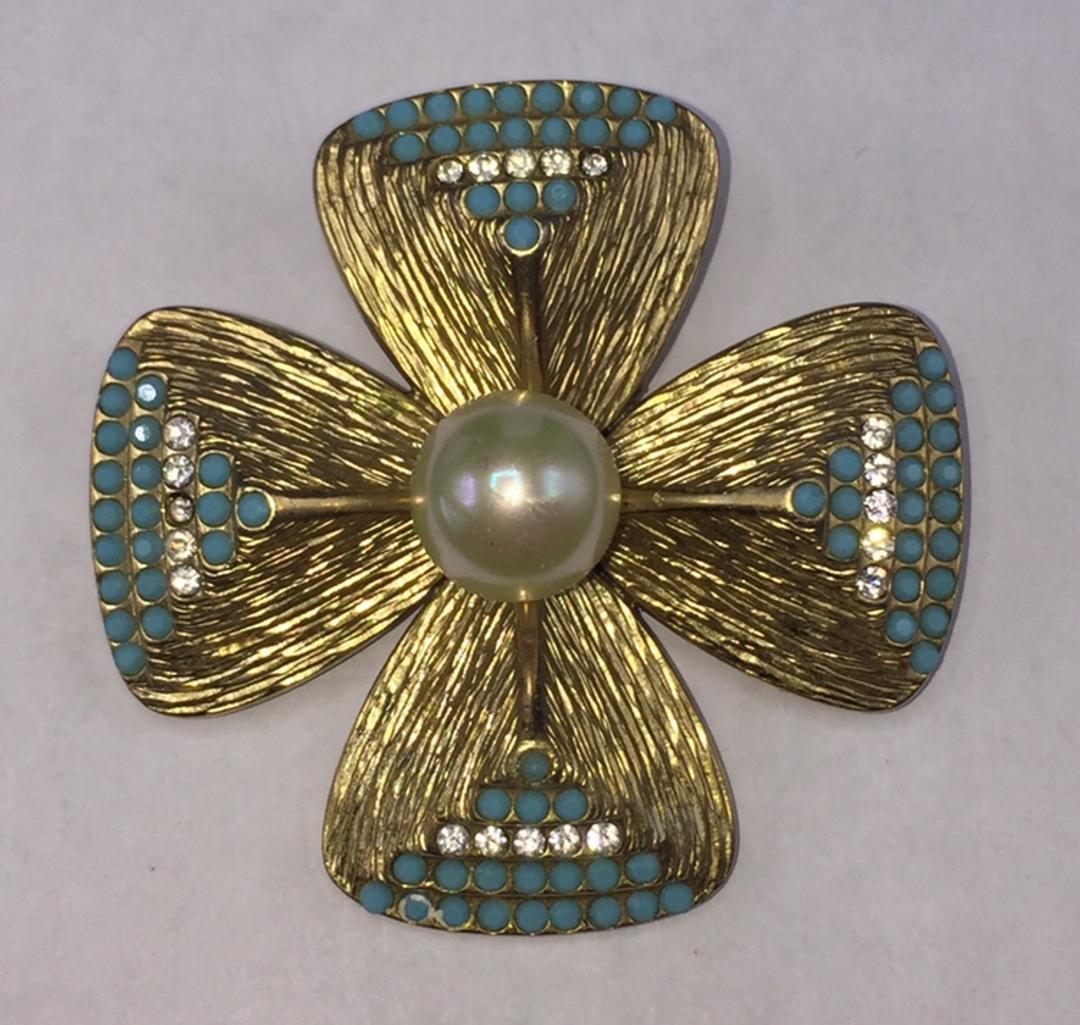 Authentic Grosse Christian Dior German Simulated Pearl: This item qualifies for FREE DOMESTIC SHIPPING to customers in the USA Brand: Grosse Christian Dior Style: Clover Hallmark:: Yes Fastening: Category: Brooch Materials: Simulated Pearl, Costume Metal,