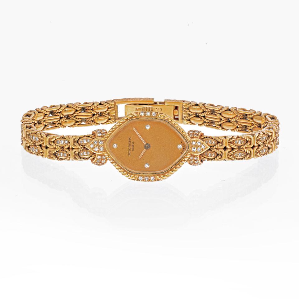 Authentic Patek Philippe 18K Yellow Gold 1970's Ref: This item qualifies for FREE DOMESTIC SHIPPING to customers in the USA Type: Vintage Watches Metal: 18K Yellow Gold Grams: 43 Measurements: L: 7 inches Condition: Very Good. Signed By: Dial Signed Pat