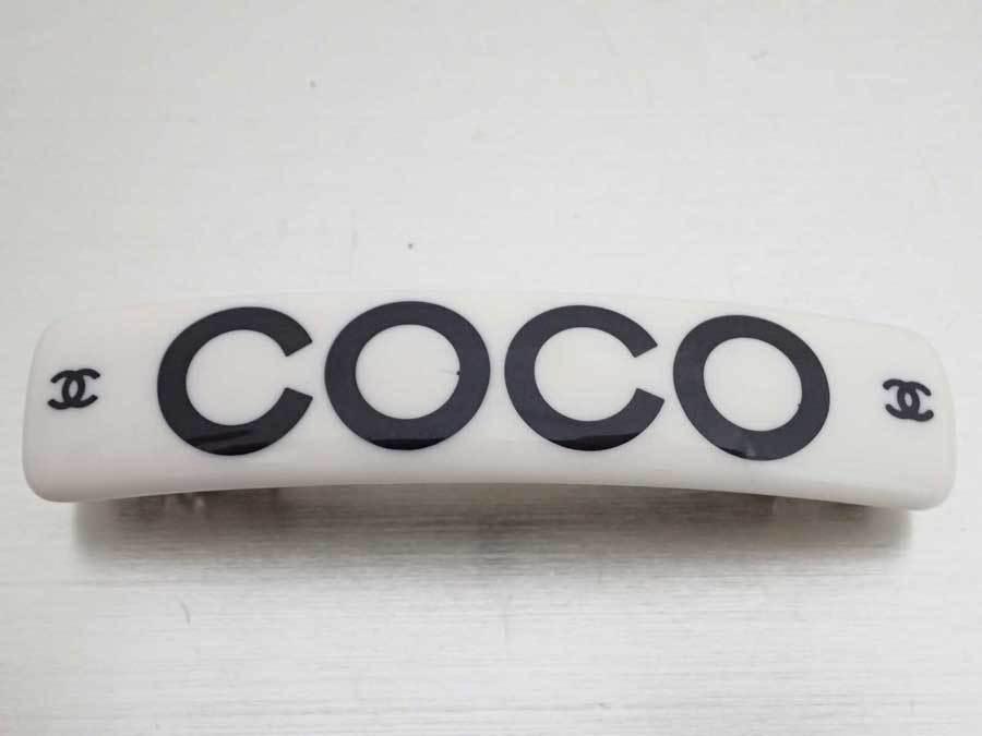 Authentic Chanel Valletta COCO White Black Plastic Hair: This item qualifies for FREE DOMESTIC SHIPPING to customers in the USA Brand: Chanel Line: Coco Type: Barrette Material: Plastic Color: Black, White Condition: Used (good) Damage Ranking: Overall ,Scr