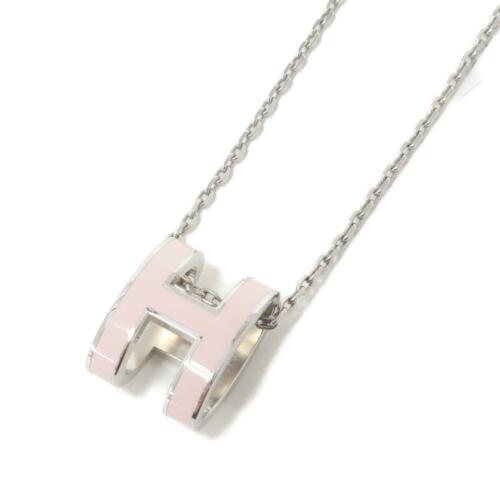 Authentic HERMES Necklace 147991FP: This item qualifies for FREE DOMESTIC SHIPPING to customers in the USA Brand: HERMES Size: Length : 40cm TOP W x H : 1cm x 1.5cm Color: ROSE DRAGEE / SILVER Metal Parts MPN: 147991FP Gender: Ladies De
