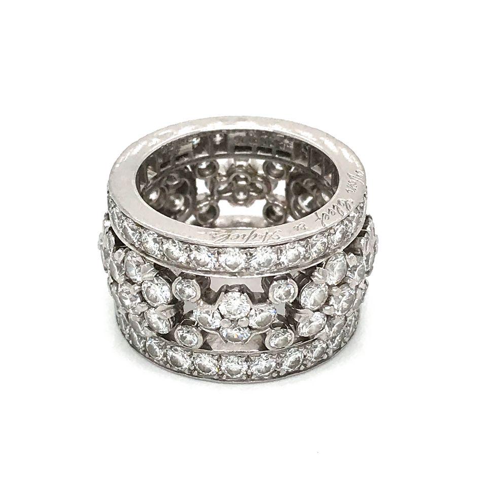 Van Cleef & Arpels Snowflake Platinum Diamond Ring: Van Cleef & Arpels Snowflake Platinum Diamond Ring Type: Estate Rings Metal: Platinum Grams: 20.3 Exact Diamond Weight: 5.66 Cts Ring Size: 6 Measurements: Width: 15mm Condition: Excellent Signed By
