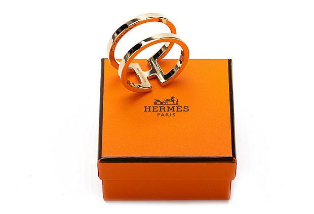 Hermes BNIB Gold Tone Scarf Ring: Hermes BNIB Gold Tone Scarf Ring Condition: New Era: Contemporary; 2000s Dimensions: 0.83" W x 0.49" H Materials: metal Color: gold Hermes gold scarf ring. Comes with velvet duster and original box. N