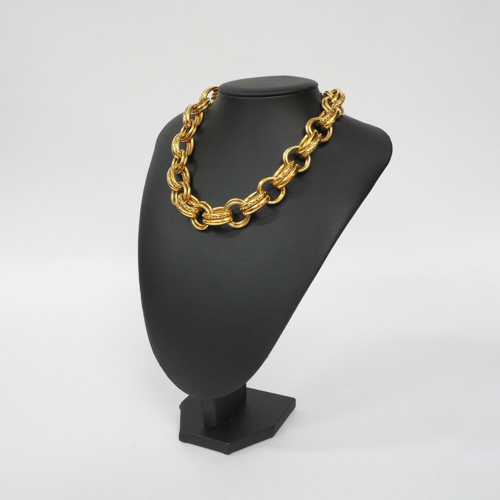 Yves Saint Laurent YSL Necklace Chain Choker Ladies: Yves Saint Laurent YSL Necklace Chain Choker Ladies Circle Gold MetalBrand: Yves Saint Laurent Model: Chain necklace choker Gender: Women Accessories: None Condition: Used (good) Material: Metal Color