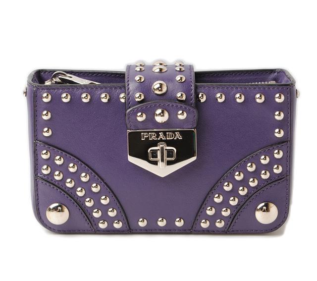 Prada mini pouch smartphone case accessory 1N1843: Prada mini pouch smartphone case accessory 1N1843 studded calf purple outletBrand: Prada Model: Prada mini pouch / smartphone case / accessory case Type: Pouch Accessories: Dust bag Condition: Opened 