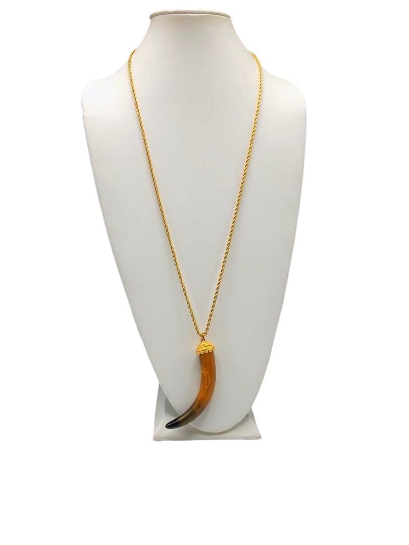 Kenneth Lane Swirl Bakelite Horn Pendant Necklace: Kenneth Lane Swirl Bakelite Horn Pendant Necklace Brand: Kenneth Lane Material: Gold-platedclaspHallmark : "Kenneth Lane" Country of Origin: USA The Bidhaus Guarantee: All items in this auction are gu