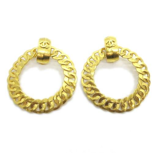 CHANEL CC Logos Shaking Hoop Motif Earrings Clip-On: CHANEL CC Logos Shaking Hoop Motif Earrings Clip-On Gold-Tone 96P Shape: Hoop Country/Region of Manufacture: France Style: Earrings Color: Gold Closure: Clip-On Brand: Chanel Metal: Gold-tone The BIDH