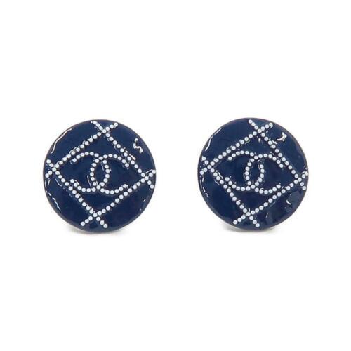 CHANEL earrings AB1068: CHANEL earrings AB1068 Brand: CHANEL Color: NAVY GOLD Parts Gender: Ladies Size: W x H : 1cm x 1cm Department: Woman The BIDHAUS Guarantee: All items in this auction are guaranteed authentic and come 