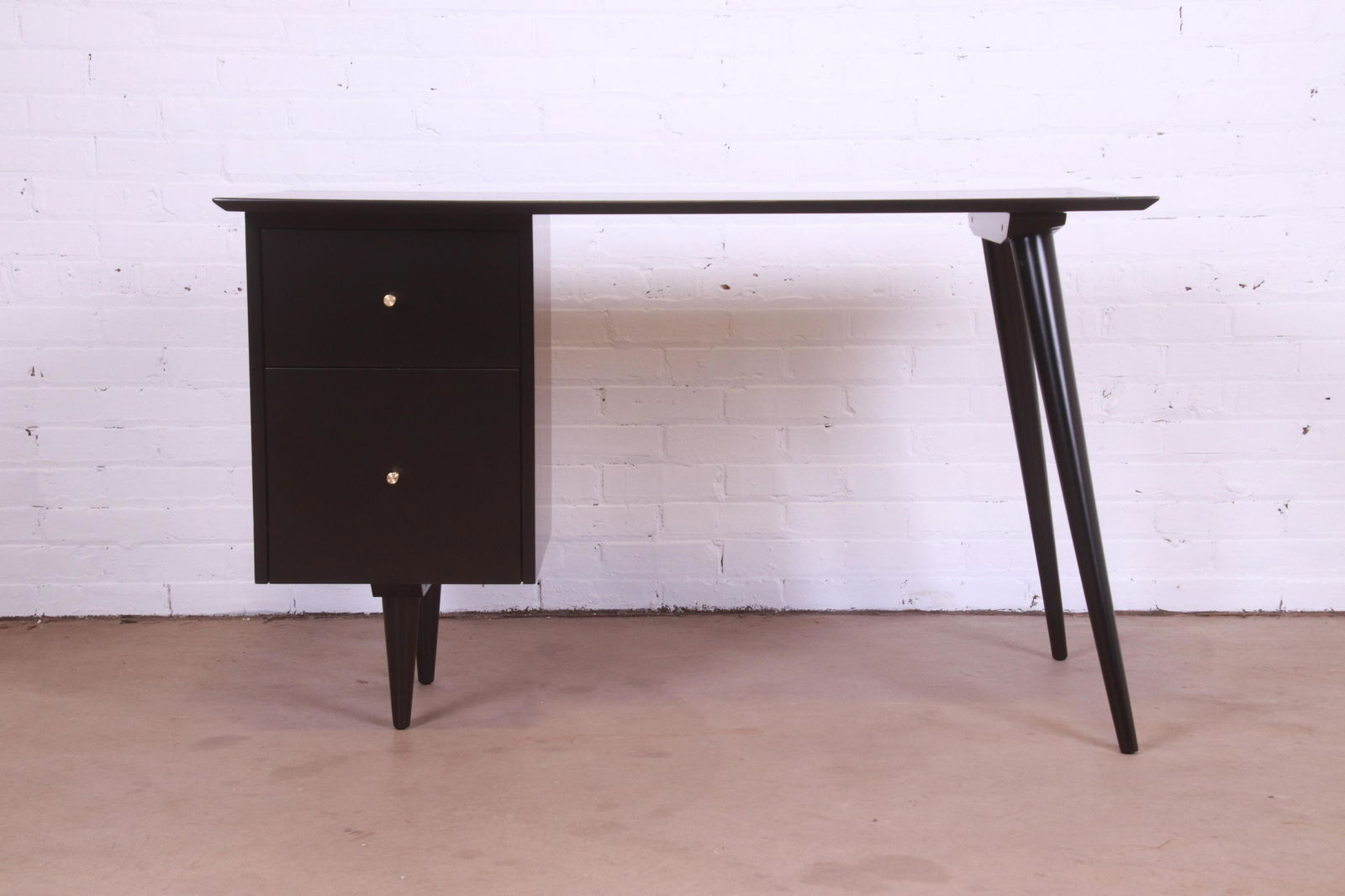 Paul McCobb Planner Group Mid-Century Modern Writing: Paul McCobb Planner Group Mid-Century Modern Writing Desk Newly Refinished An exceptional minimalist mid-century modern writing desk By Paul McCobb for Winchendon Furniture "Planner Group" USA 1950s B