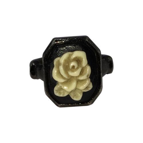 Anna Sui Black and White Floral Cameo: Anna Sui Black and White Floral Cameo Base Metal: Alloy Metal: Alloy Ring Size: 4 1/2 Brand: Anna Sui Style: Cameo Color: White Theme: Flowers & Plants PLEASE NOTE: Framed Large or heavy Items do not