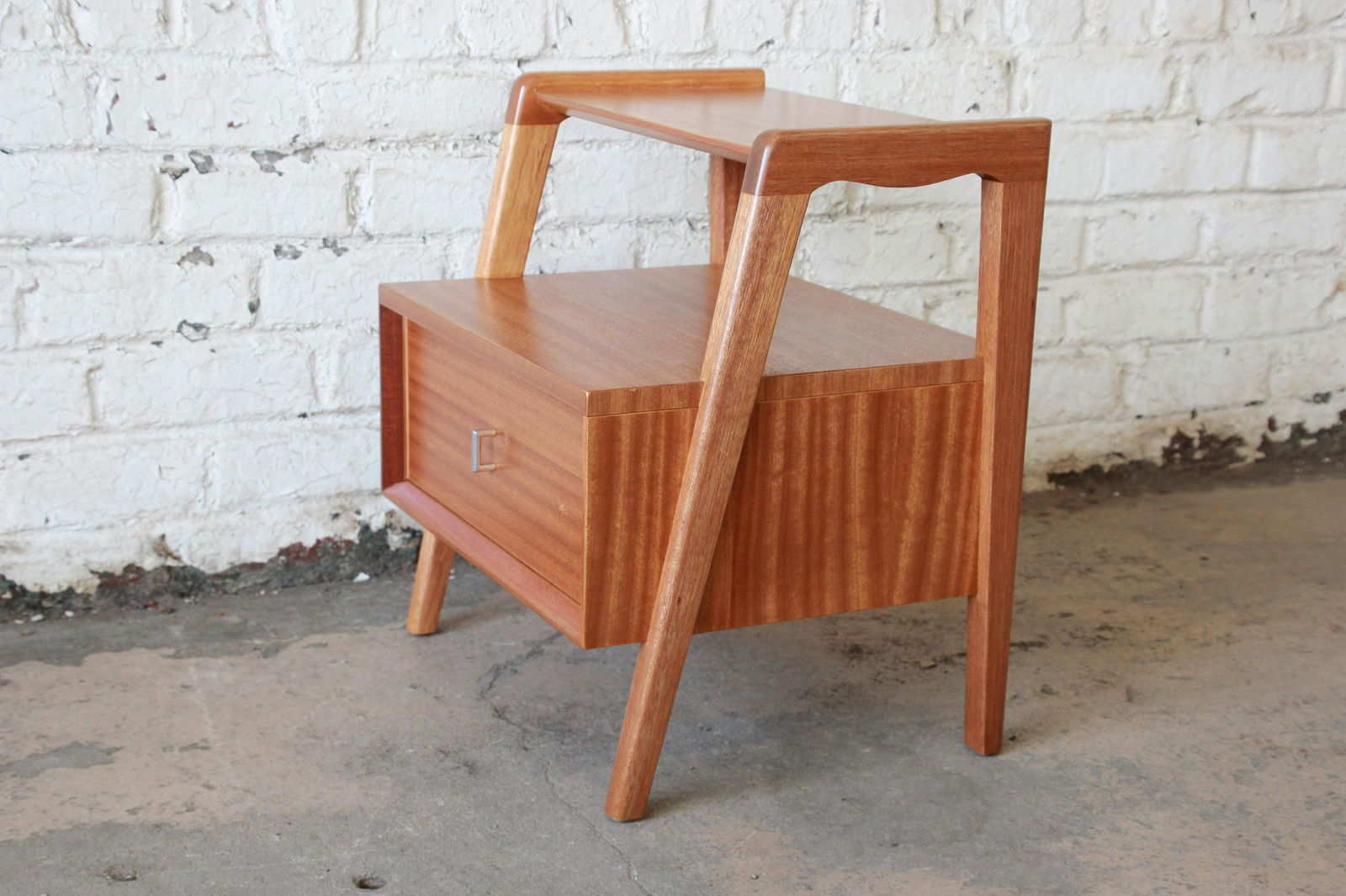 Paul Laszlo for Brown Saltman Mahogany Nightstand or: Paul Laszlo for Brown Saltman Mahogany Nightstand or Side Table Offering an exceptional mid-century modern mahogany nightstand or end table designed by Paul Laszlo for Brown Saltman. The nightstand fe