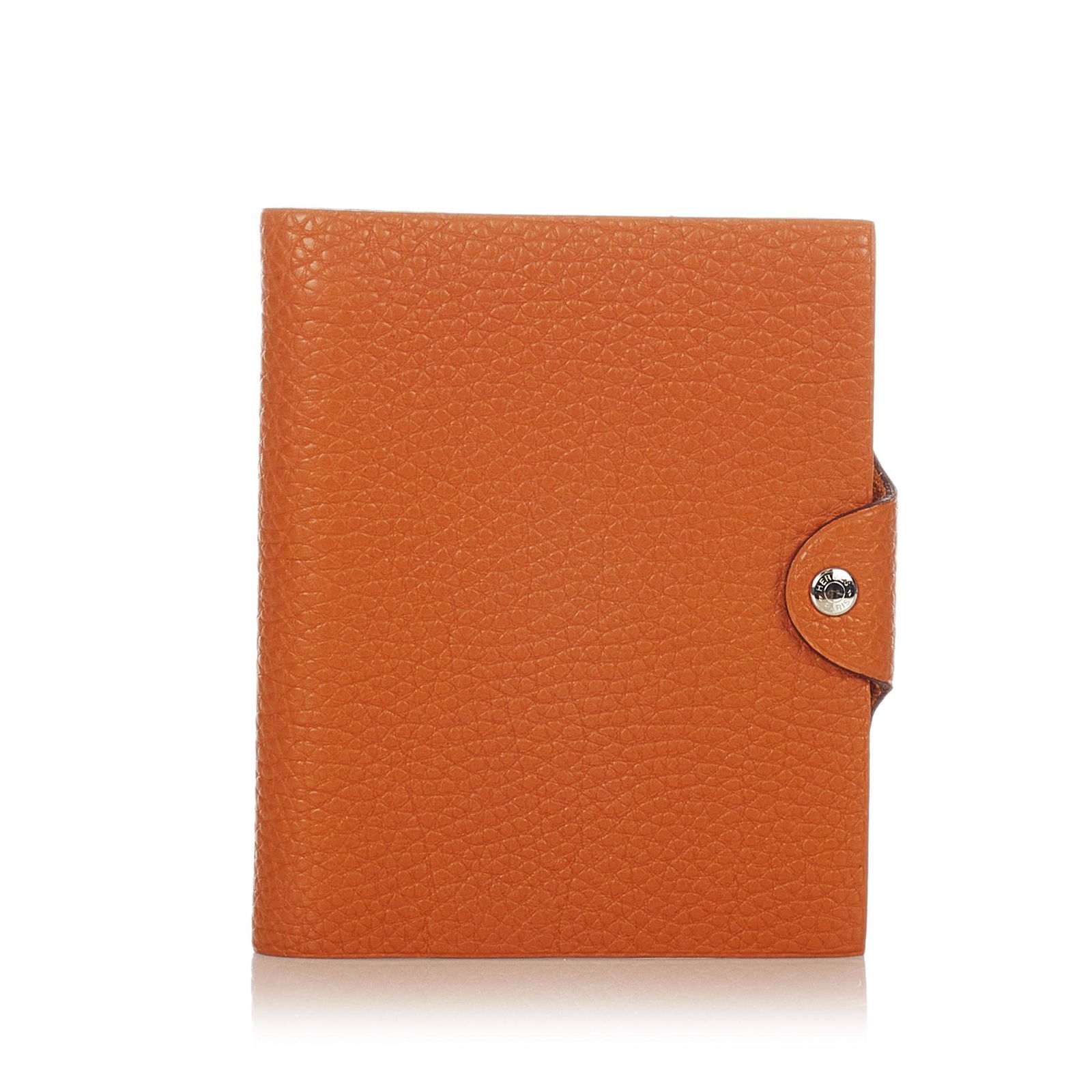 Hermes Ulysse MM Agenda Cover: Hermes Ulysse MM Agenda Cover The Ulysse MM features a leather body and a magnetic snap closure. Brand: Hermes Model: Ulysse MM Agenda Cover Origin: France Category: SLG Color: Orange Style: Ulysse Ma