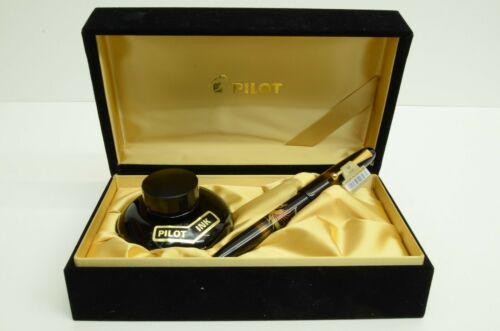 Maki-e Pilot Fountain Pen 14k Gold 10 M Japanese Home: Maki-e Pilot Fountain Pen 14k Gold 10 M Japanese Home Desk Country/Region of Manufacture: Japan Nib Size: Medium (M) Material: Gold Features: Gold Trim Lacquer Ink Case Nib Material: Gold 14K Vintage: