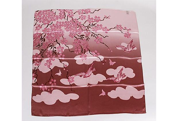 Gucci brand new pink flowers silk scarf: Gucci brand new pink flowers silk scarf Condition: New Era: Contemporary; 2000s Dimensions: 35" L x 35" W Materials: Silk Color: lavender/pink Gucci brand new lavender/pink flowers scarf 100% silk 35"