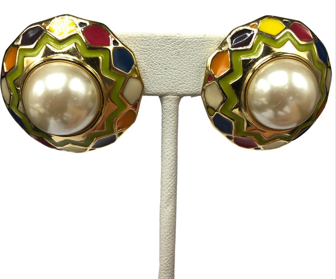 Guy Laroche Button Earrings W/ Simulated Pearl Cabochon: Guy Laroche Button Earrings W/ Simulated Pearl Cabochon & Enamel Brand: Guy Laroche Style: Button Hallmark:: "Guy Laroche" Fastening: Clip On Category: Earrings Materials: Simulated Pearl, Costume Met